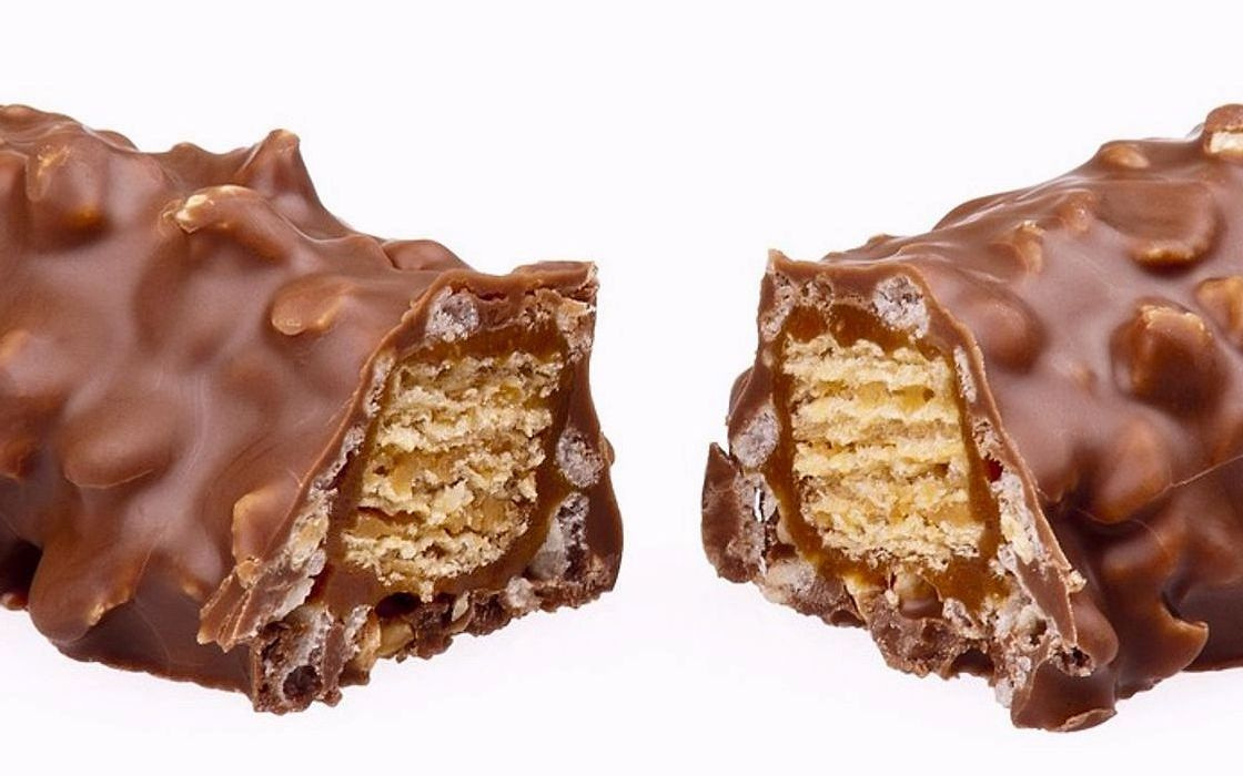 La fachada de la tienda en una esquina soleada llena de dulces y chocolates